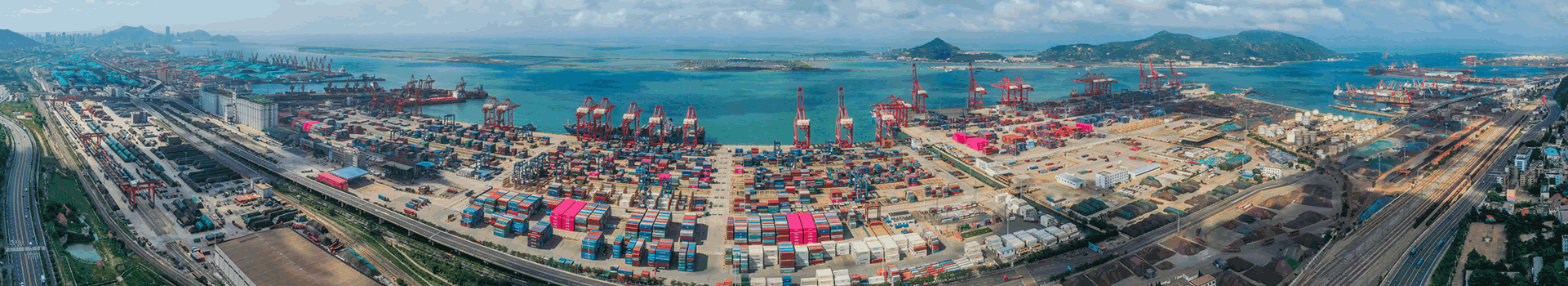 港口集装箱与货运船舶